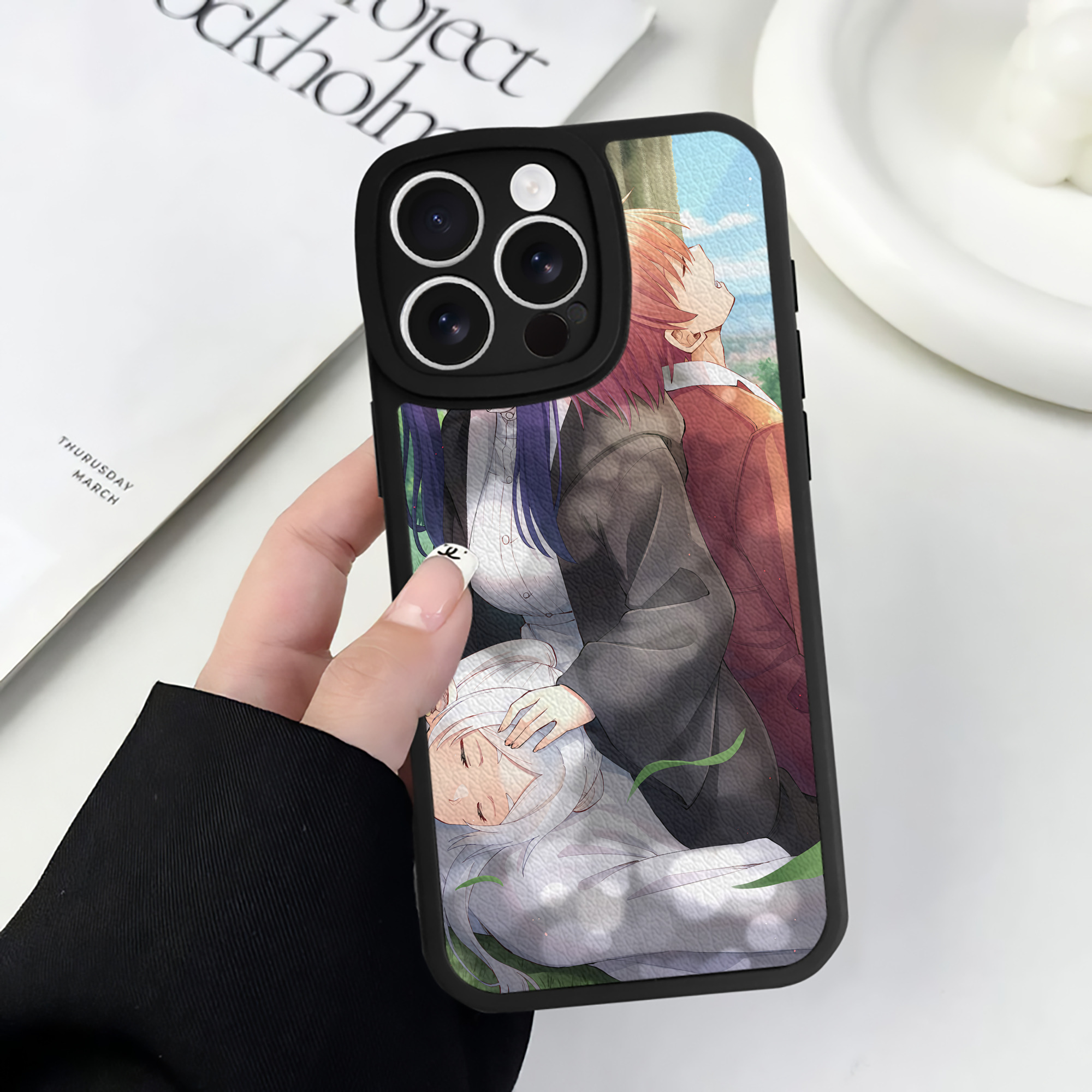 （画像用） 葬送のフリーレン Frieren 【iPhone 16シリーズ対応】シリコンスマホケース（レザー調） 材質：シリコン